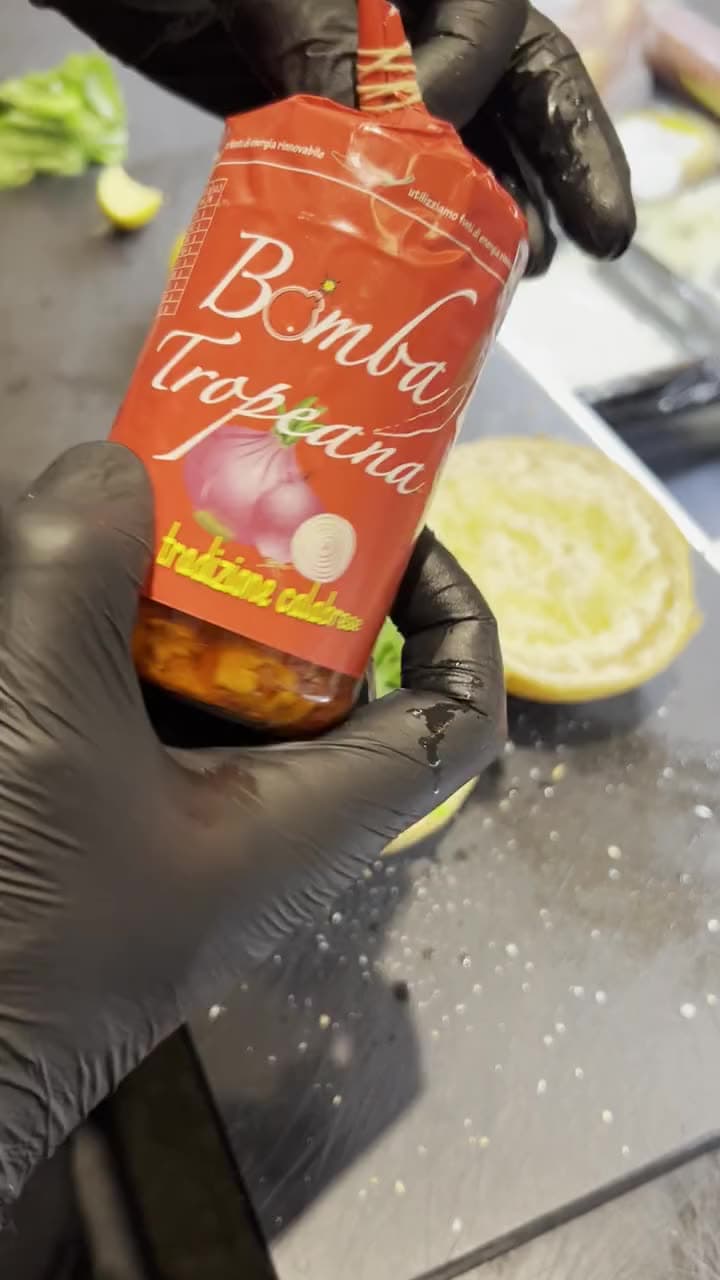 Burk med Bomba Tropeana, kalabrisk chilipasta, med tydlig etikett.