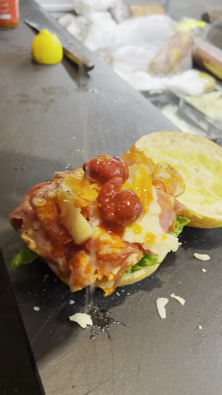 Olja och hyvlad parmesan som avslutning på smörgåsen.