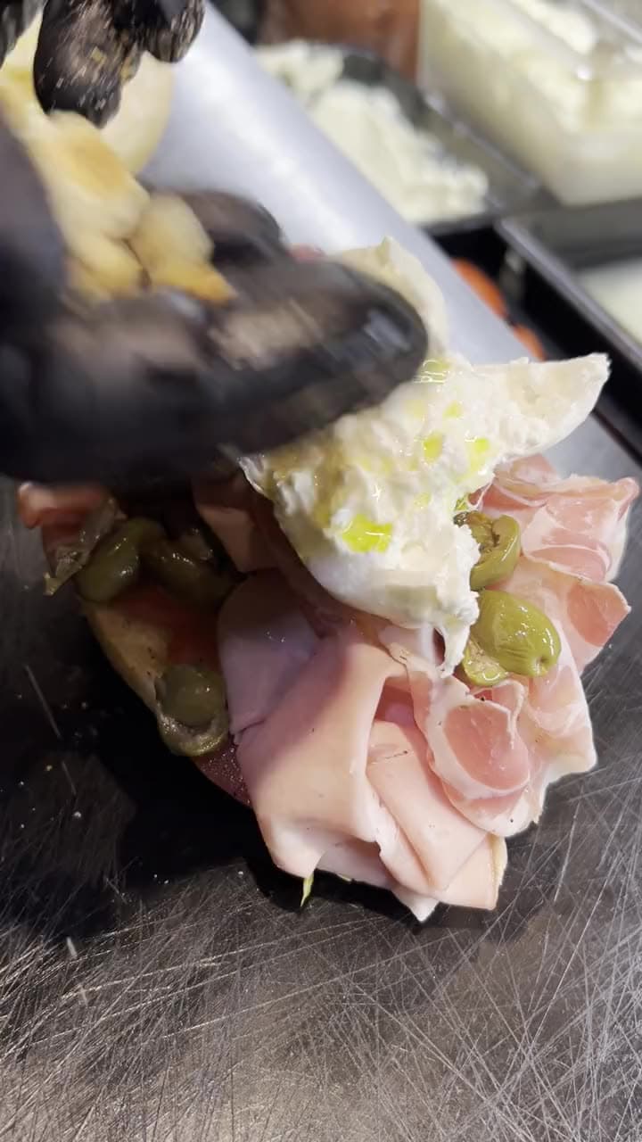 Smörgåsen byggs lager på lager på disken.